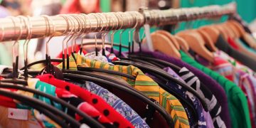 PRÊT-À-PORTER OU FRIPERIE CES VÊTEMENTS QUI DIVISENT