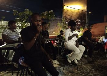 Du jazz afrobeat monte à bord de la casa avec un buffet dinatoire reussi