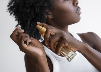 Comment faire tenir son parfum toute la journée ?