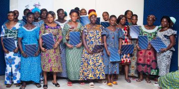 VLISCO dote des femmes portefaix du grand marché de Lomé de pièces d’identité