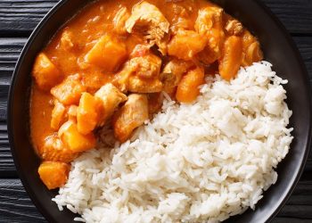 Le maffé est un plat traditionnel ouest-africain, particulièrement apprécié pour sa sauce onctueuse à base de cacahuètes. Voici une version simplifiée pour les débutants :