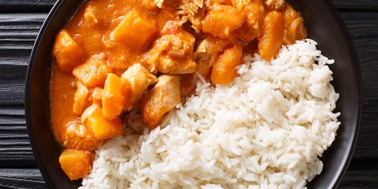 Le maffé est un plat traditionnel ouest-africain, particulièrement apprécié pour sa sauce onctueuse à base de cacahuètes. Voici une version simplifiée pour les débutants :