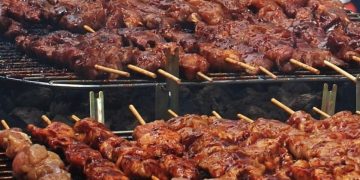 Suya : l'art des brochettes épicées de rue
