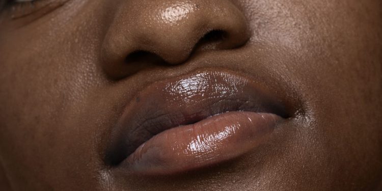 Soin des lèvres : des gommages maison aux baumes traditionnels