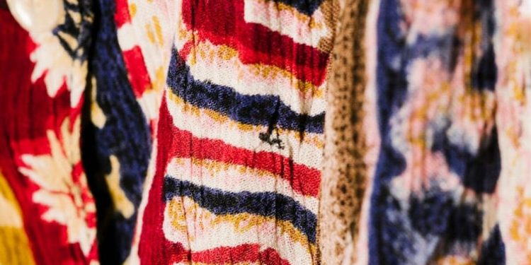 Les couleurs dans les tenues traditionnelles et leur impact émotionnel