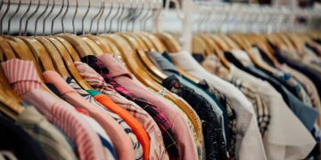 Astuces pour s'habiller chic et tendance sans se ruiner