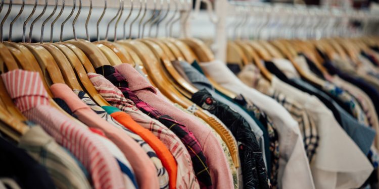 Astuces pour s'habiller chic et tendance sans se ruiner